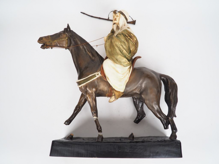STELLMACHER pour TEPLITZ. "Cavalier arabe". Sculpture en céramique pol