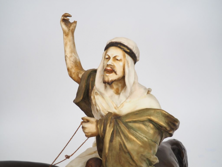 STELLMACHER pour TEPLITZ. "Cavalier arabe". Sculpture en céramique pol