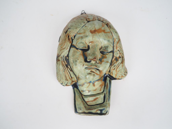 Alexandre BIGOT. "Portrait de jeune fille". Sculpture en grés céladon.