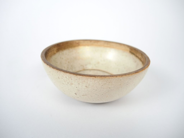 Bol japonisant en grès polychrome, signé.  H. 6,5 cm, diam. : 12 cm