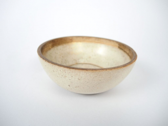Vente aux enchères Bol japonisant en grès polychrome, signé.  H. 6,5 cm, diam. : 12 cm