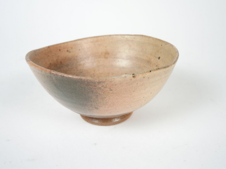 Bol japonisant en grès polychrome.  Signé H. 4,5 cm, diam. : 10,7 cm