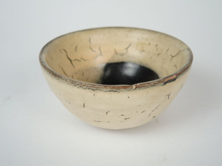 Bol japonisant en grès polychrome, signé.  H. 6,5 cm, diam. : 12 cm