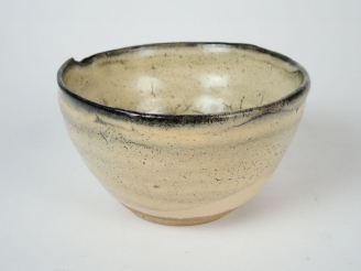 Vente aux enchères Bol japonisant en grès polychrome signé.  H. 10 cm, diam. : 16 cm