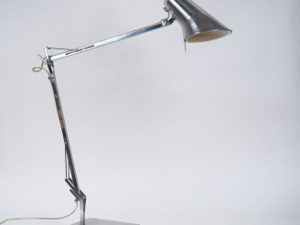 Vente aux enchères Lampe Design en métal chromé. Signée. H. 45,5 cm.