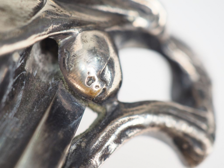 BROGGI à Milan. Pied de lampe Art Nouveau en argent. Signé "Argenteria