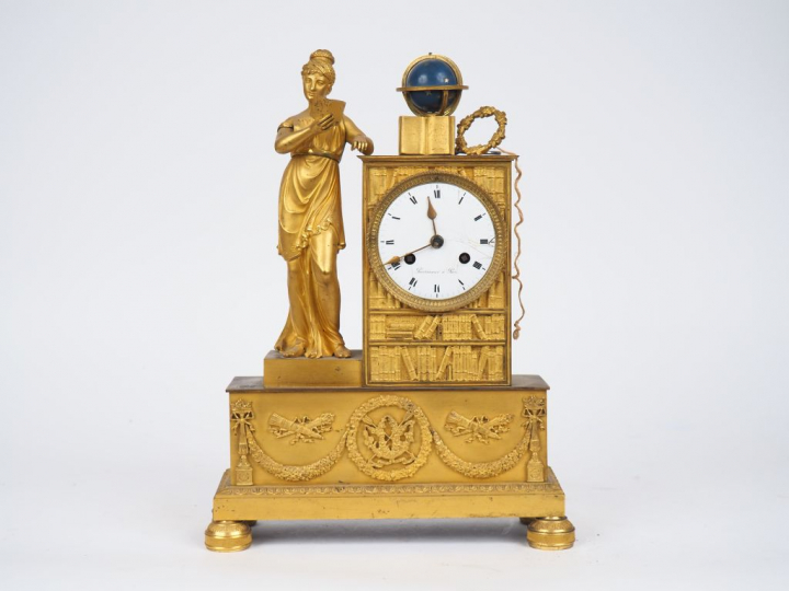 Pendule Directoire en bronze doré à décor d'une allégorie du savoir, c