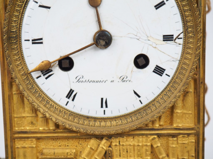 Pendule Directoire en bronze doré à décor d'une allégorie du savoir, c