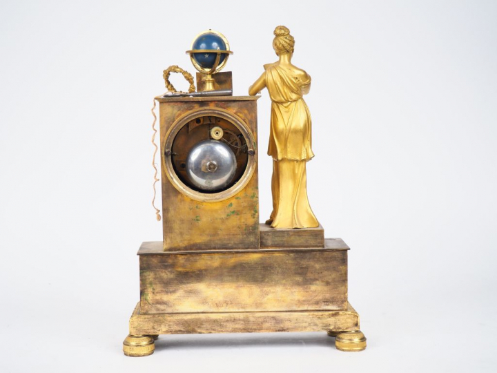 Pendule Directoire en bronze doré à décor d'une allégorie du savoir, c