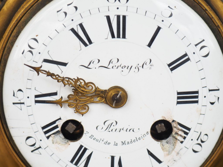 Cartel de style Louis XV en bronze, laiton et velours à décor de rocai