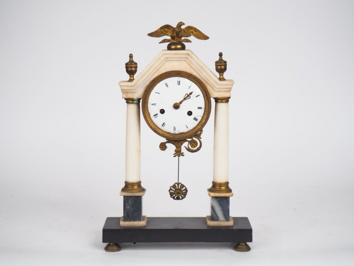 Pendule portique de style Empire en marbre tricolore, laiton et bronze