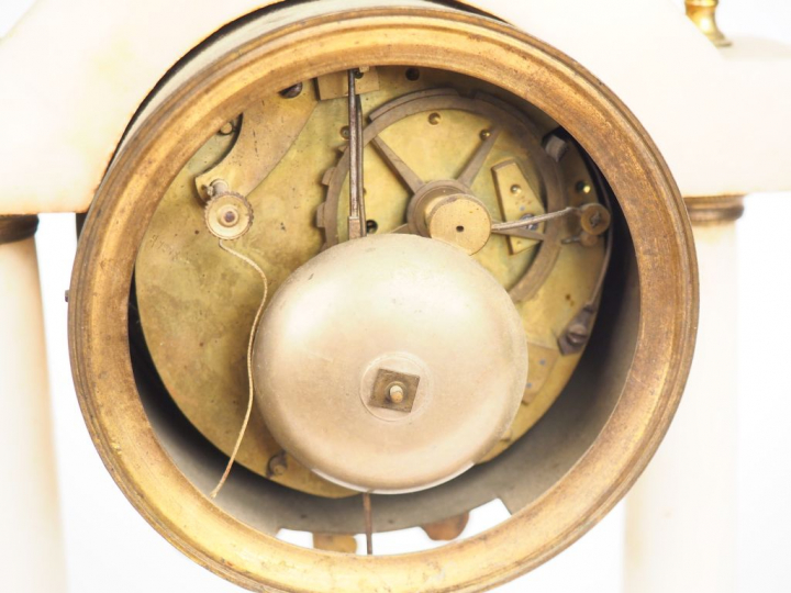 Pendule portique de style Empire en marbre tricolore, laiton et bronze