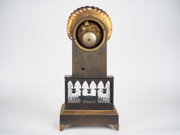 Pendule Charles X en bronze patiné, doré et cristal, en forme de fonta