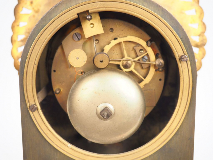 Pendule Charles X en bronze patiné, doré et cristal, en forme de fonta