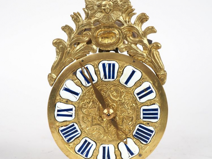 Cartel mural de style Louis XIV en bronze laiton et émail, à décor de 