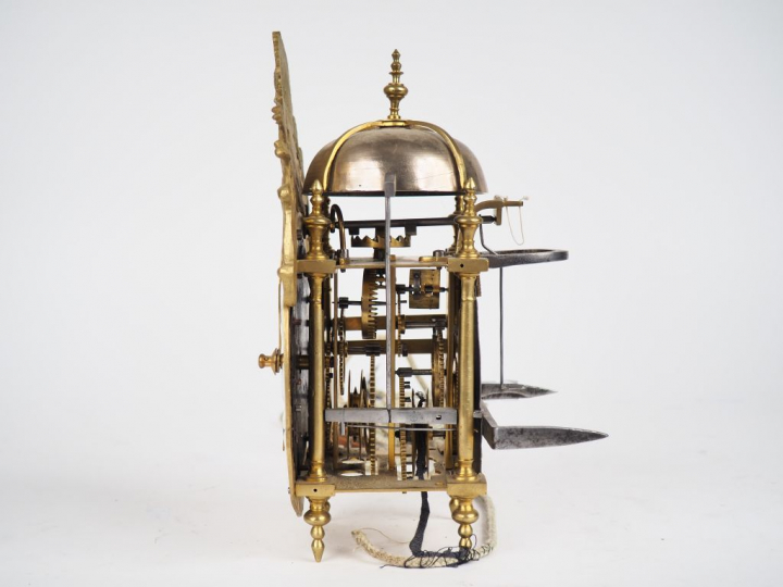 Cartel mural de style Louis XIV en bronze laiton et émail, à décor de 