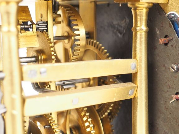 Cartel mural de style Louis XIV en bronze laiton et émail, à décor de 