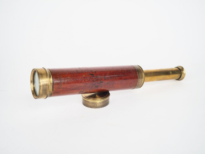 Linnell à Londres.  	Longue vue en acajou et laiton L. totale : 55 cm 