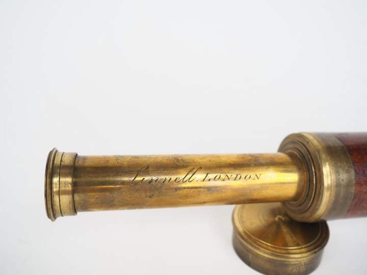 Linnell à Londres.  	Longue vue en acajou et laiton L. totale : 55 cm 