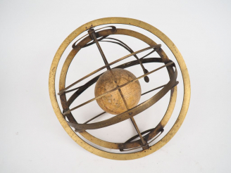 Vente aux enchères A. H. DUFOUR. Sphère armiliaire XIXème en bois et laiton. Signé et dat