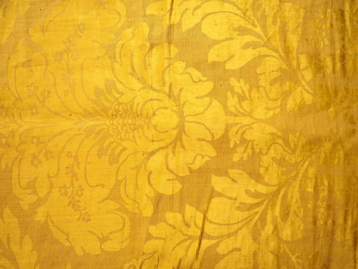Tenture en brocatelle jaune Louis XVI, fleur épanouie dans de large ra