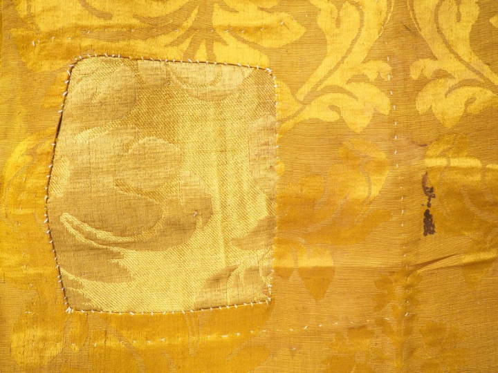 Tenture en brocatelle jaune Louis XVI, fleur épanouie dans de large ra