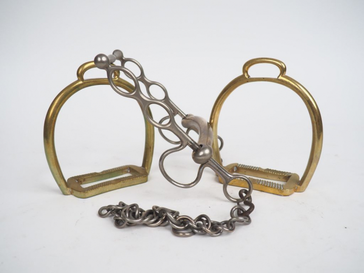 Paire d'étriers en bronze et un mors en métal.