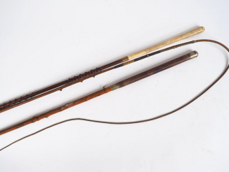 Vente aux enchères SWAINE ADENEY. 2 fouets de cocher en bois, cuir et métal argenté. Sign