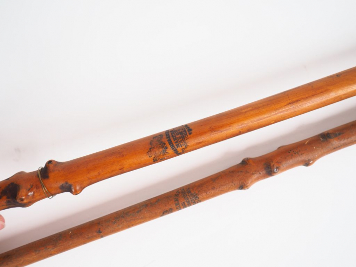 SWAINE ADENEY. 2 fouets de cocher en bois, cuir et métal argenté. Sign