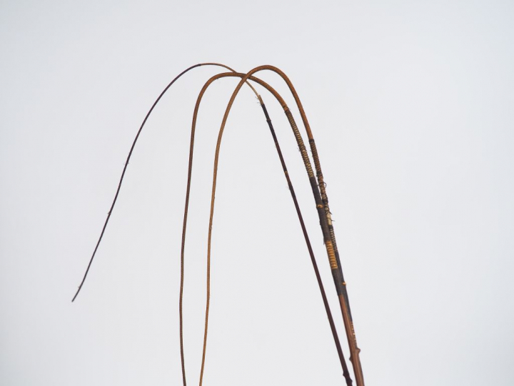 SWAINE ADENEY. 2 fouets de cocher en bois, cuir et métal argenté. Sign