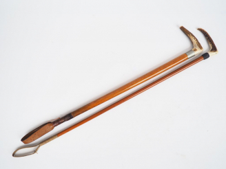 Vente aux enchères 2 cravaches anglaises en cuir et bois, manche en bois de cerf. Dim. 73