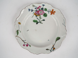 Vente aux enchères MARSEILLE.  Assiette en faïence de petit feu à décor de fleurs polychr