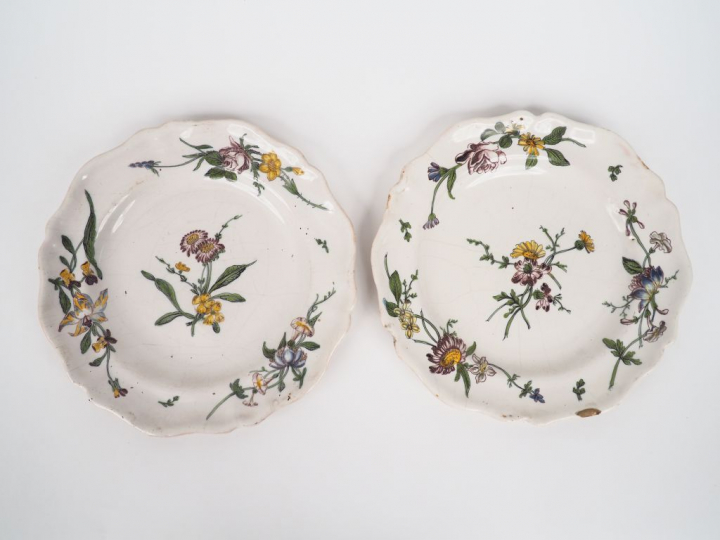 MARSEILLE.  Paire d'assiettes en faience XVIIIème à décor de fleurs de