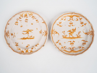 Vente aux enchères MOUSTIERS.  Paire d'assiettes en faience XVIIIème, à décor de grotesqu