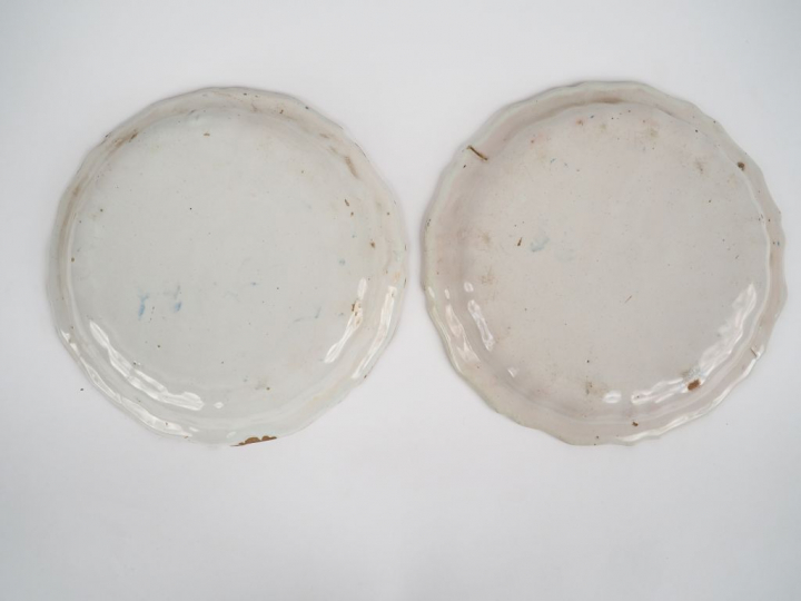 Paire d'assiettes en faience fin XVIIIème début XIXème à décor polychr