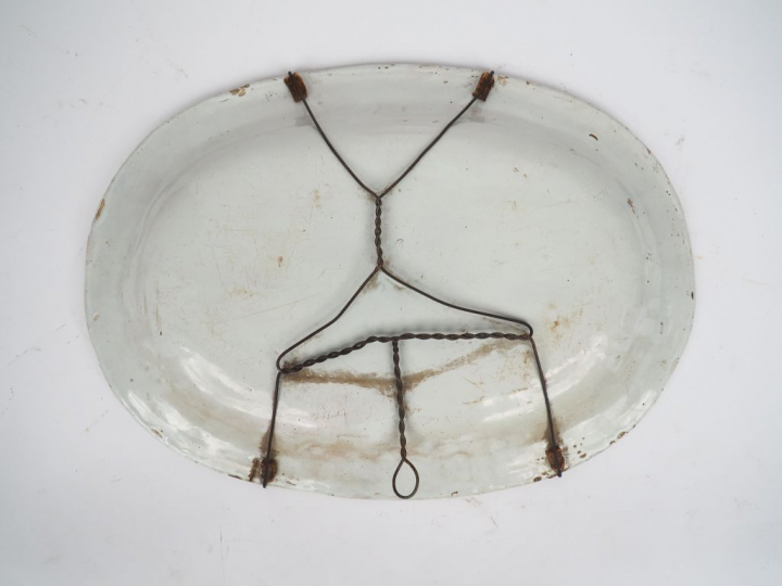 Plat ovale XVIIIème en faïence du sud de la France à décor de rinceaux