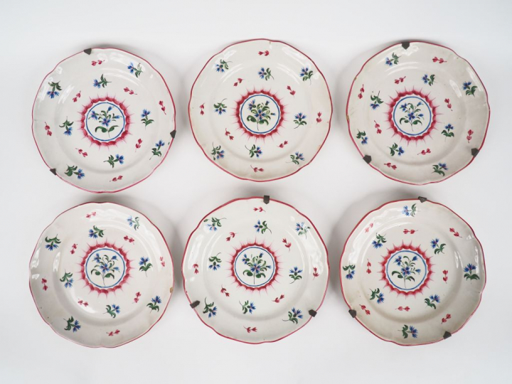 	Suite de six assiettes en faience de l'Est XIXème décor aux barbeaux.