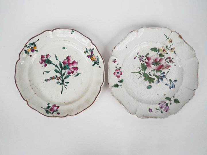 Deux différentes assiettes XVIIIème en faience de l'Est à décor floral