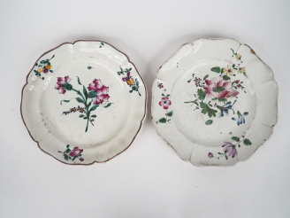 Vente aux enchères Deux différentes assiettes XVIIIème en faience de l'Est à décor floral