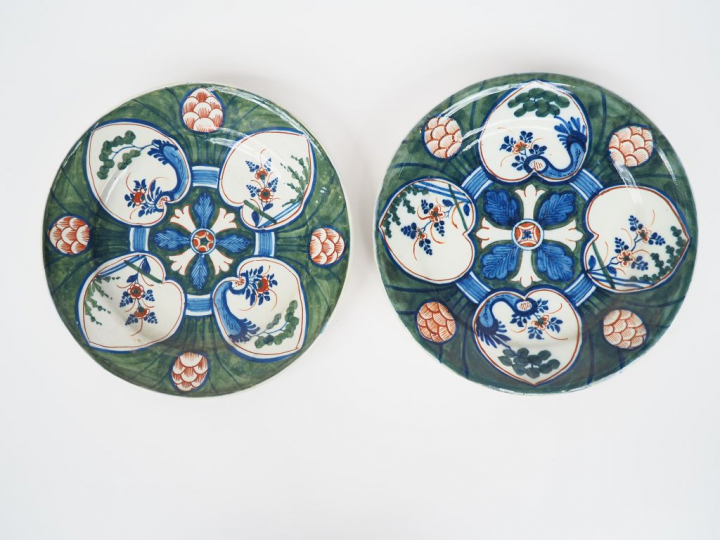 DELFT.  Paire d'assiettes en faience XIXème à décor polychrome de quat