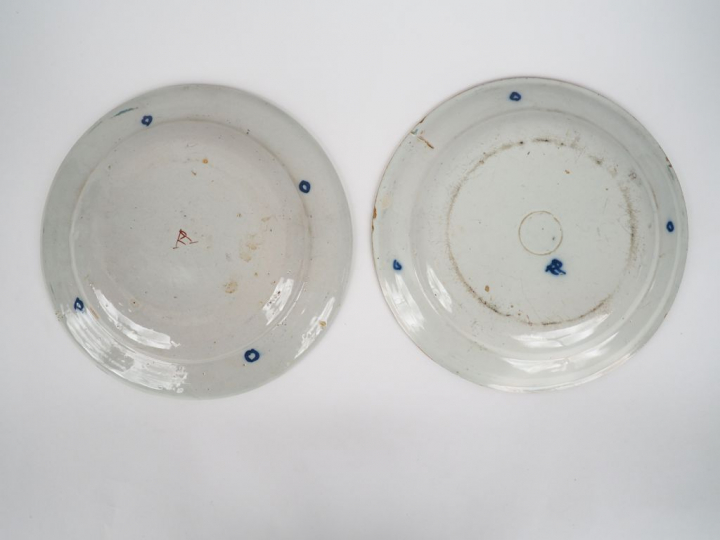 DELFT.  Paire d'assiettes en faience XIXème à décor polychrome de quat