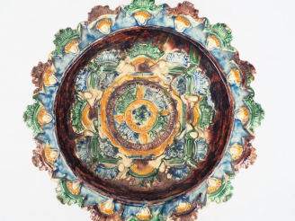 Vente aux enchères Avisseau à Tours (attribuée à).  Coupe sur talon en céramique polychro