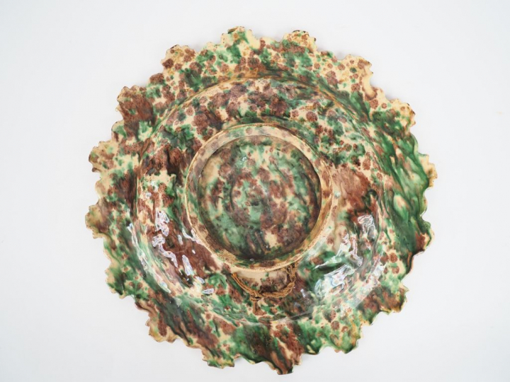 Avisseau à Tours (attribuée à).  Coupe sur talon en céramique polychro