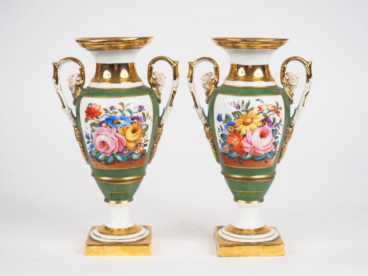Paire de vases à anses Napoléon III en porcelaine à décor de fleurs po