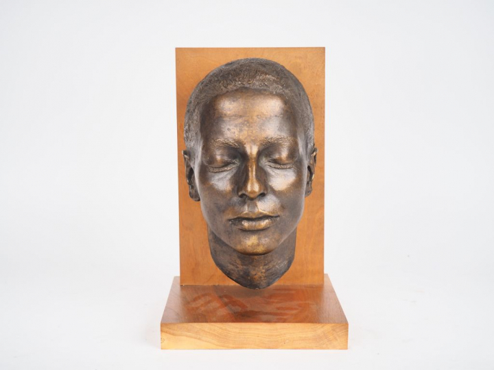 Portrait de jeune fille en bronze à patine brune sur son support en bo