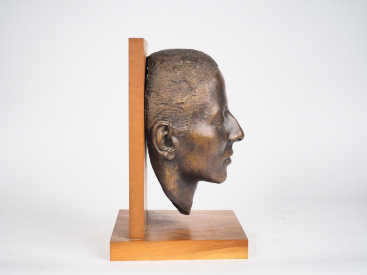 Portrait de jeune fille en bronze à patine brune sur son support en bo