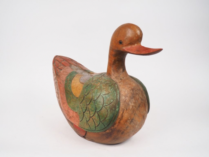 Canard en bois sculpté polychrome. Dim. 44 x 61 x 26 cm