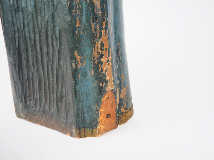 Vierge de douleur en bois sculpté et polychromé. Debout, les bras croi