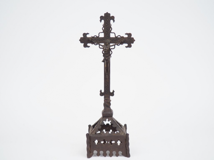 Crucifix XVIIème en bronze et fer, piètement ajouré. H. 39 cm.