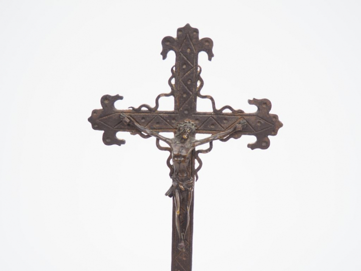 Crucifix XVIIème en bronze et fer, piètement ajouré. H. 39 cm.